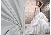 Cách chọn vải đẹp tại các cửa hàng bán vải may áo cưới