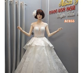 Các tiệm áo cưới đường Hồ Văn Huê thu hút như thế nào?