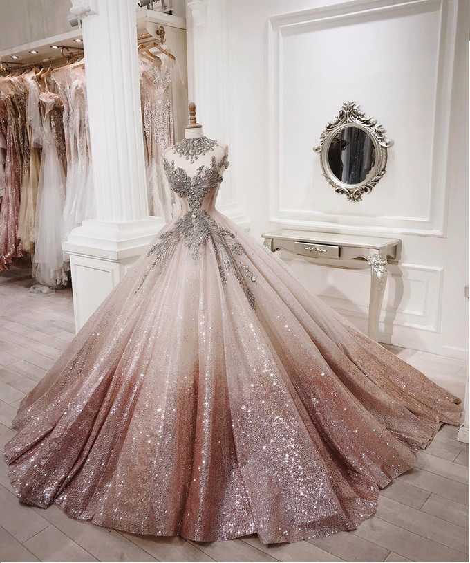 Những chiếc váy cưới táo bạo nhất của cô dâu Vbiz: Phương Nga diện thiết kế  croptop phá cách